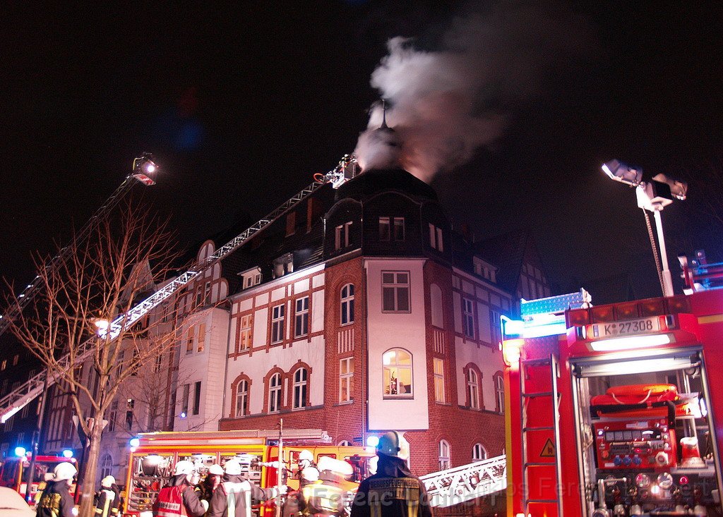 Feuer 3 Dachstuhlbrand Koeln Muelheim Gluecksburgstr P029.JPG
